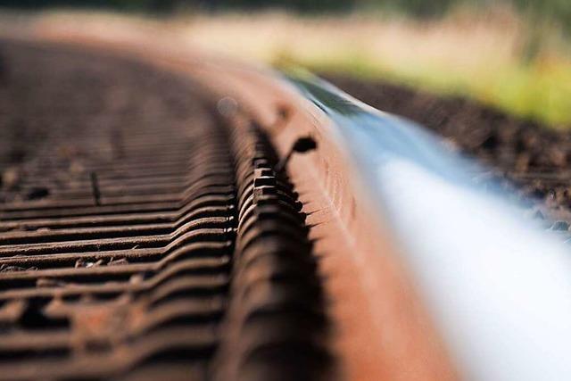 Autofahrer reit Bahnschienen in Sasbach auf