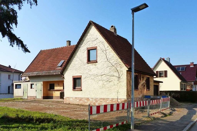 Das leerstehende Haus in der Saarlands...illen des Investors abgerissen werden.  | Foto: Dirk Sattelberger