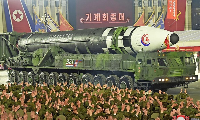 Diese von der staatlichen nordkoreanis...eigt eine der Interkontinentalraketen.  | Foto: Uncredited (dpa)