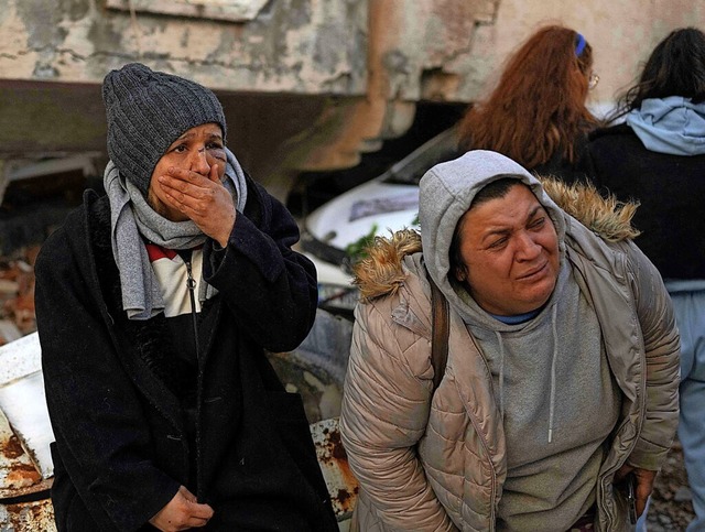 Entsetzen nach den Erdbeben: zwei Frauen im trkischen Hatay  | Foto: BULENT KILIC (AFP)