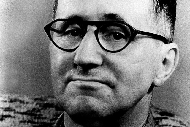 Am 10. Februar 1898 kam Bertolt Brecht...ter hat er das Theater revolutioniert.  | Foto: dpa