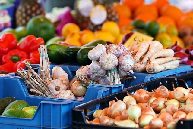 (Symbolbild) Der Wochenmarkt in Kander... aber zwei Stnde mit Obst und Gemse.  | Foto: Jens Bttner (dpa)