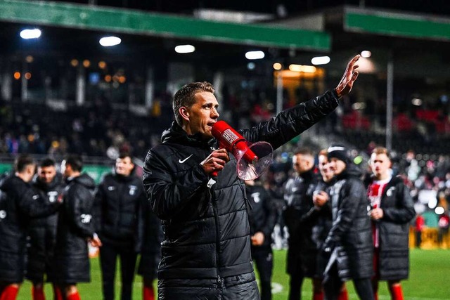 Nils Petersen feiert vor und mit den SC-Fans in Sandhausen.  | Foto: IMAGO/H. Langer, H. Langer