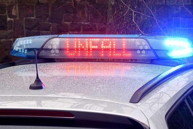 47-Jähriger kommt bei Freiburg von der A5 ab und stirbt – Polizei sucht Ersthelfer