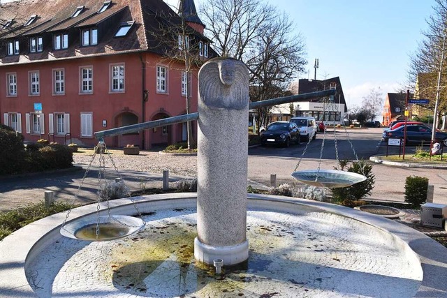 Die Justitia mit Brunnen vor dem Breis...echtsprechung in Deutschland erinnern.  | Foto: Thomas Rhenisch