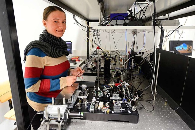 Chiara Lindner an dem mageblich von i...ickelten Quanten-Fournier-Spektrometer  | Foto: Ingo Schneider