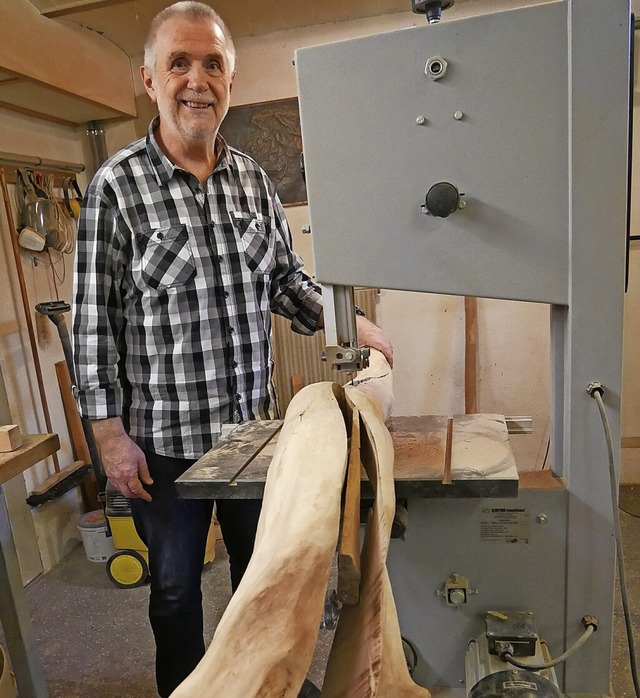 Bernhard Keller baut aus einem Baumstamm ein Didgeridoo.  | Foto: Michael Gottstein