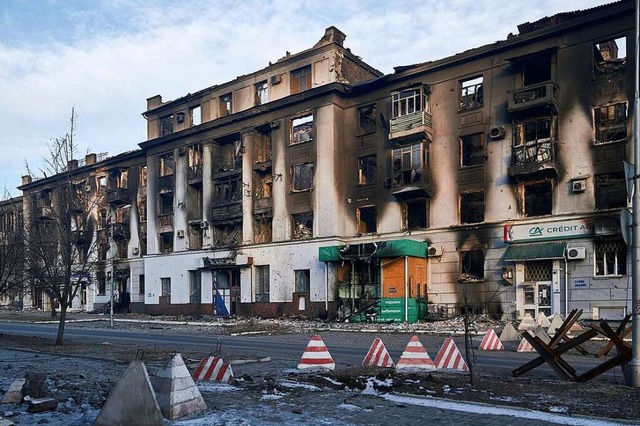 Bachmut: Ein nach ukrainischen Angaben...en Beschuss beschdigtes Stadtzentrum.  | Foto: Libkos (dpa)