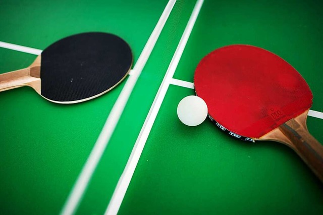 Die Bewegungen beim Pingpong und das g...sollen an Parkinson Erkrankten helfen.  | Foto: Arno Burgi (dpa)