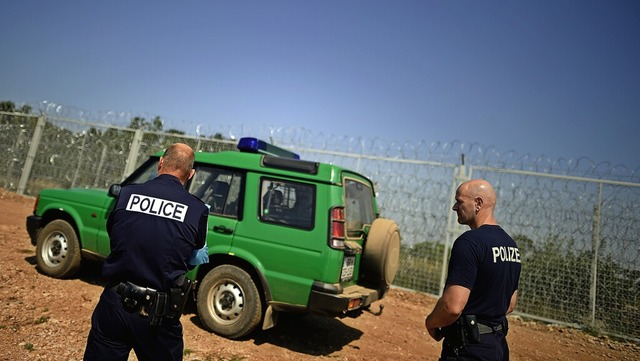 Zwei deutsche Polizisten sind im Rahme...rkisch-bulgarischen Grenze im Einsatz.  | Foto: Vassil Donev