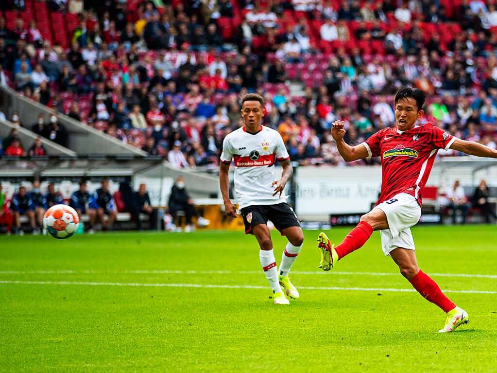 28. August 2021: Eine abgewehrte Ecke landet vor den Fen von Woo-Yeong Jeong, der fackelt nicht lange und drischt den Ball zum 2:0 nach neun Minuten ins Tor. Noch vor der Pause erhht der SC und der VfB kommt wieder auf 2:3 heran. Dabei bleibt’s.