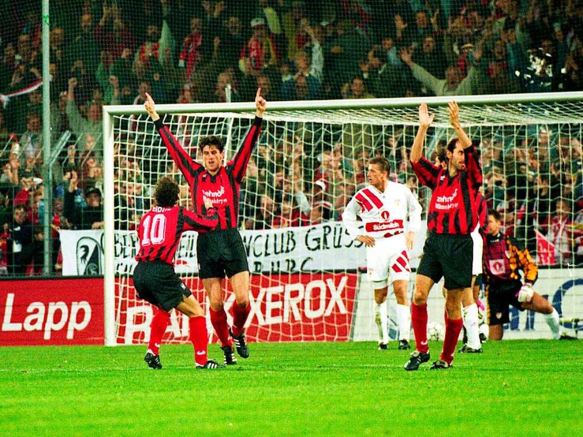16. November 1994: Jens Todt reit die Arme nach oben. Sein Tor zum 1:0 ebnet den Weg fr den 2:0-Heimerfolg gegen Stuttgart.