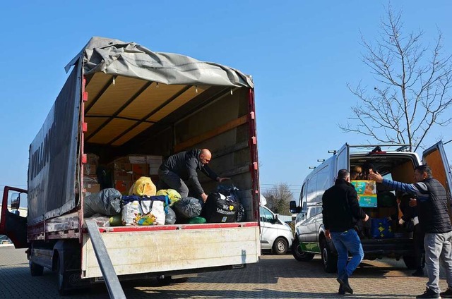 Am Freitag werden letzte Spenden in den Lkw geladen.  | Foto: Felix Lieschke-Salunkhe