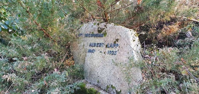 Der Gedenkstein fr Albert Lapp steht heute noch.  | Foto: Andr Hnig