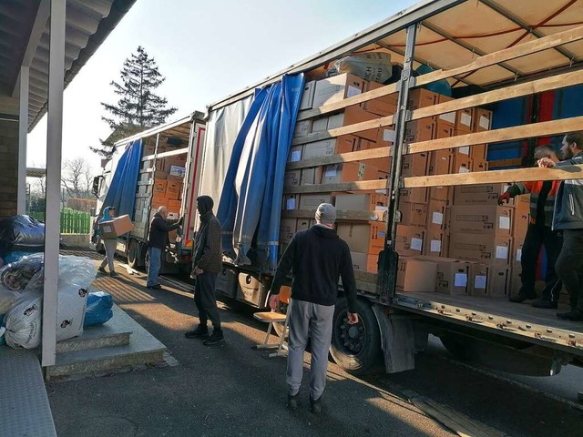 Mehr als 1100 Kartons voll mit warmer ...e Hilfsgter weiter in die Ostukraine.  | Foto: Renate Krumm