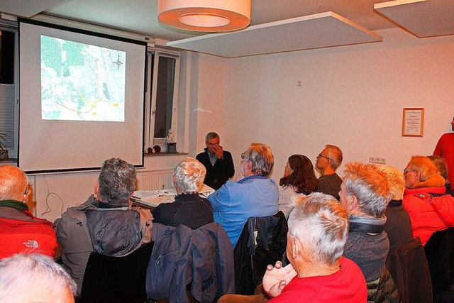 Helmut Isen bei seinem Vortrag im Hofweierer Gemeindesaal  | Foto: Reiner Beschorner