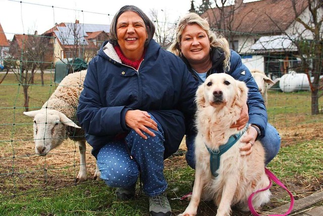 Isolde Huber (links) lebt bei Nadine M...hren auch Tiere wie Hunde und Schafe.  | Foto: Annika Sindlinger