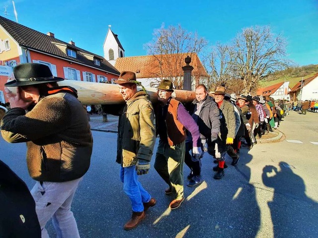 650 Kilogramm wiegt der Weiler Narrenb...erten und  auf den Lindenplatz trugen.  | Foto: Hannes Lauber