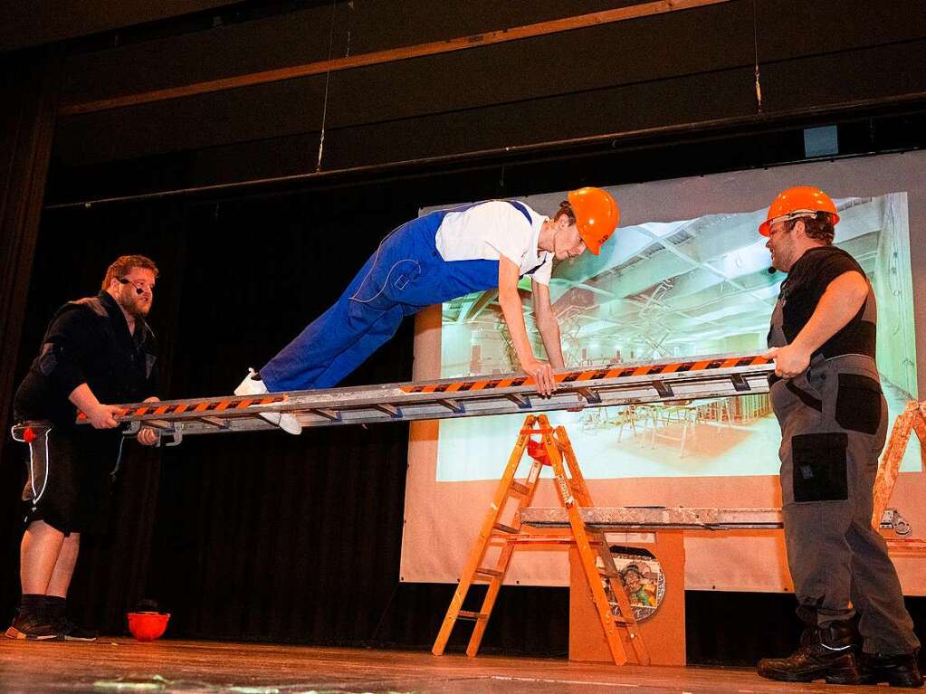 Capo Marius Gut hat Sorgen mit Lehrling Lebtag auf der Grobaustelle Schluchseehalle. 