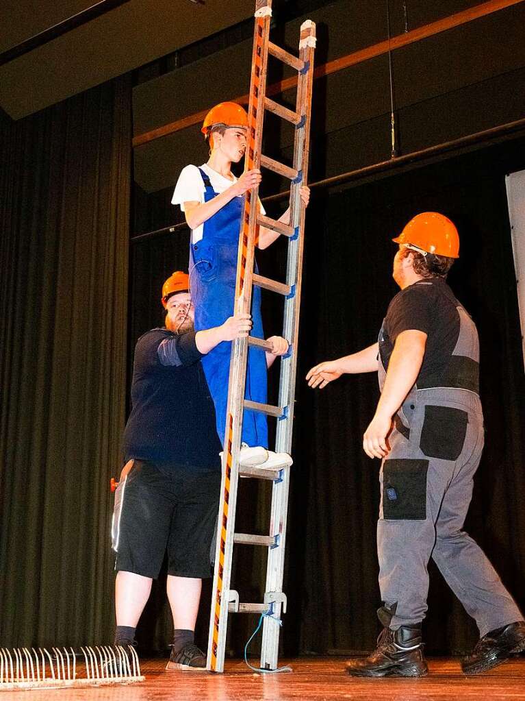 Capo Marius Gut hat Sorgen mit Lehrling Lebtag auf der Grobaustelle Schluchseehalle. 