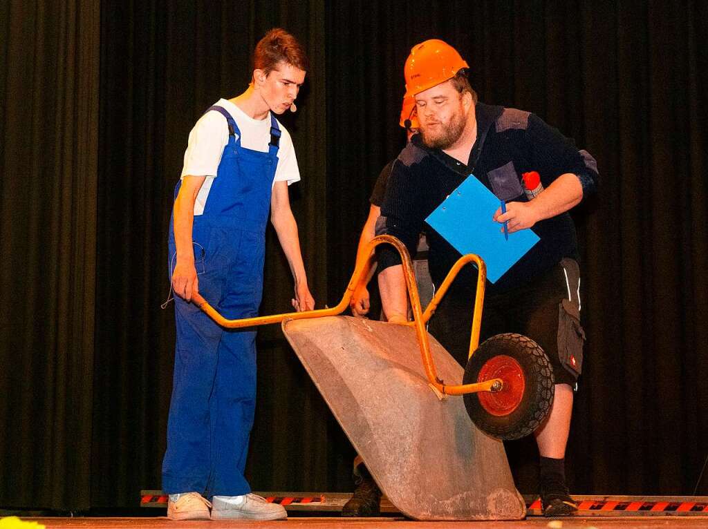 Capo Marius Gut hat Sorgen mit Lehrling Lebtag auf der Grobaustelle Schluchseehalle. 