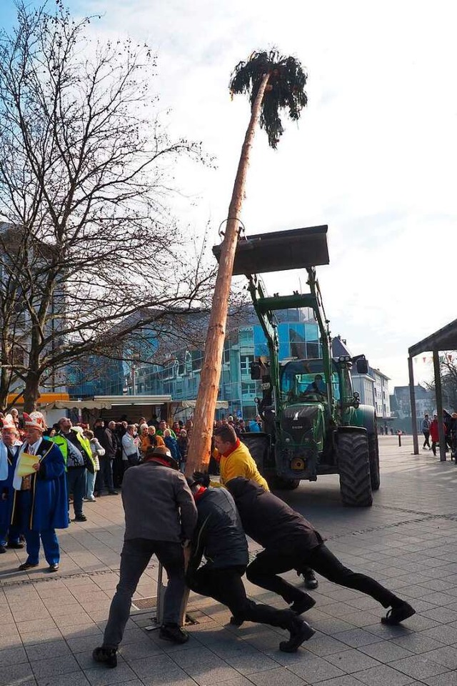 Mit vereinten Krften stemmen die Schm...angelegte Loch auf dem Oberrheinplatz.  | Foto: Boris Burkhardt