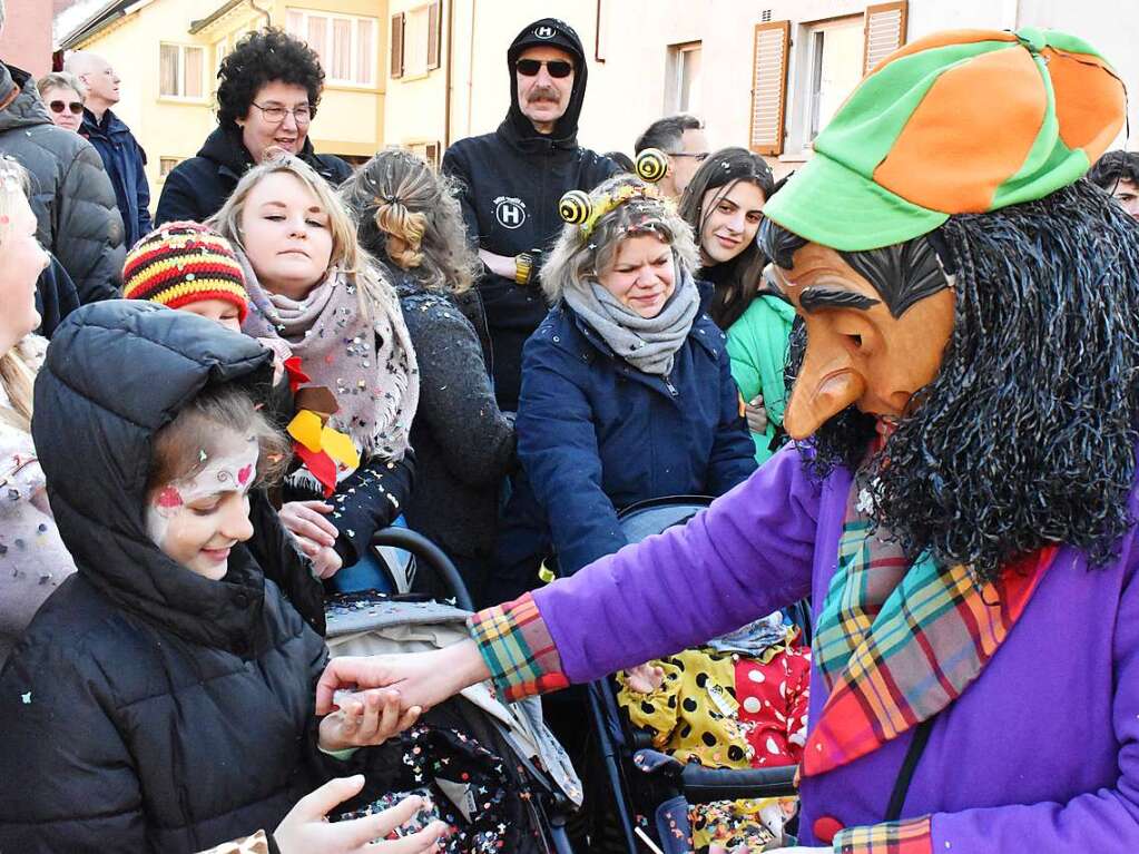 Kinder wurden von den Narren reich mit Sigkeiten beschenkt.