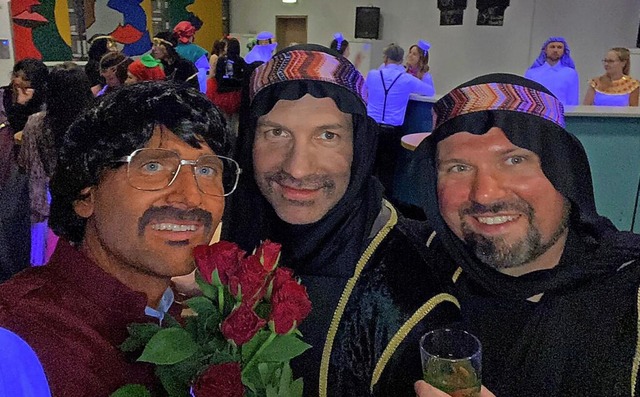 Zwei Scheichs und ein Inder, der Rosen...g von aus Freiburg angereister Narren. | Foto: Hansjörg Bader Zwei Scheichs und ein Inder, der Rosen...g von aus Freiburg angereister Narren. | Foto: Hansjörg Bader