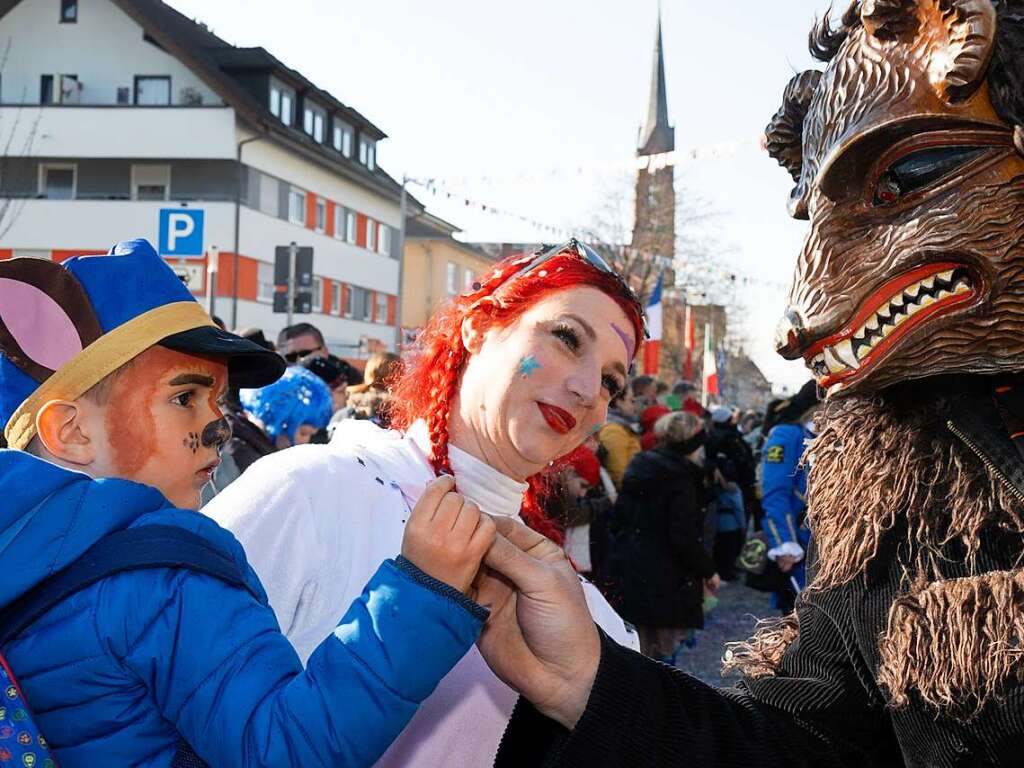 Bunter, lautstarker Schabernack bei Kaiserwetter in der Mllheimer Innenstadt