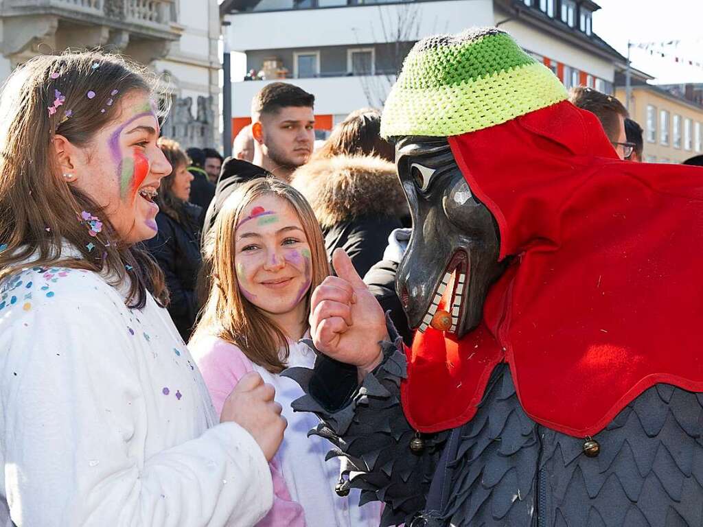 Bunter, lautstarker Schabernack bei Kaiserwetter in der Mllheimer Innenstadt