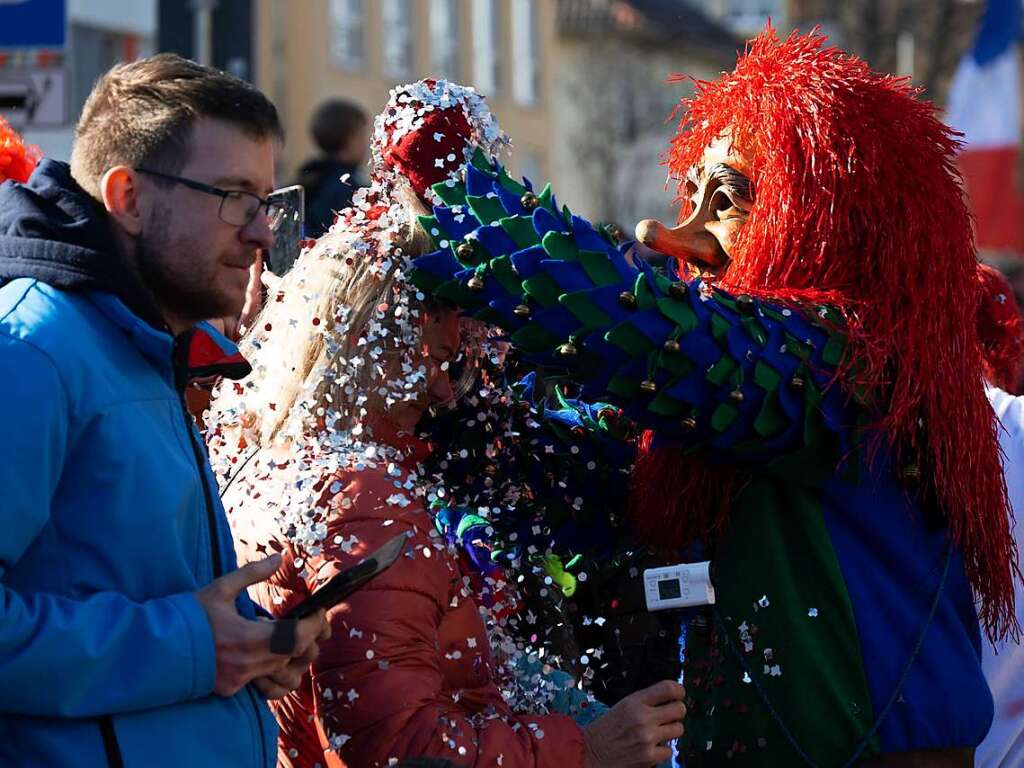 Bunter, lautstarker Schabernack bei Kaiserwetter in der Mllheimer Innenstadt