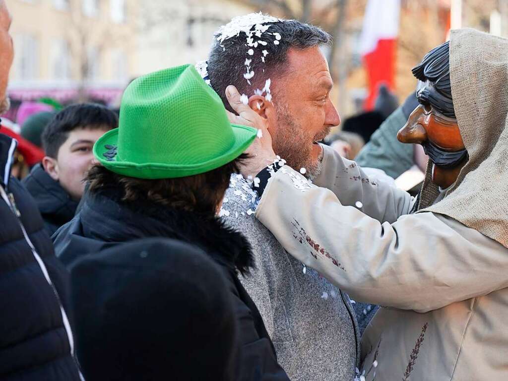 Bunter, lautstarker Schabernack bei Kaiserwetter in der Mllheimer Innenstadt