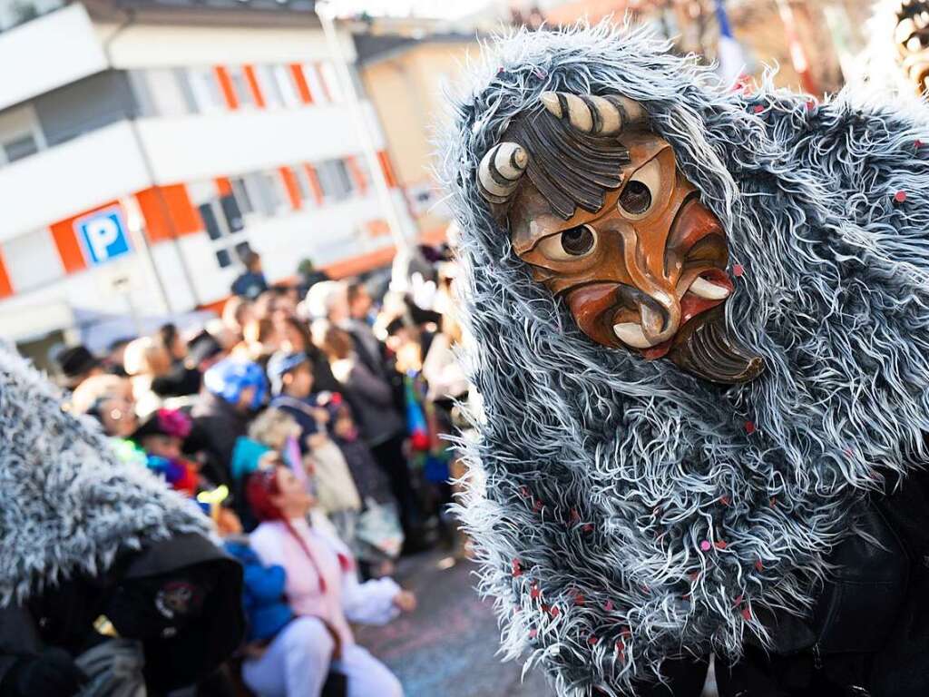 Bunter, lautstarker Schabernack bei Kaiserwetter in der Mllheimer Innenstadt