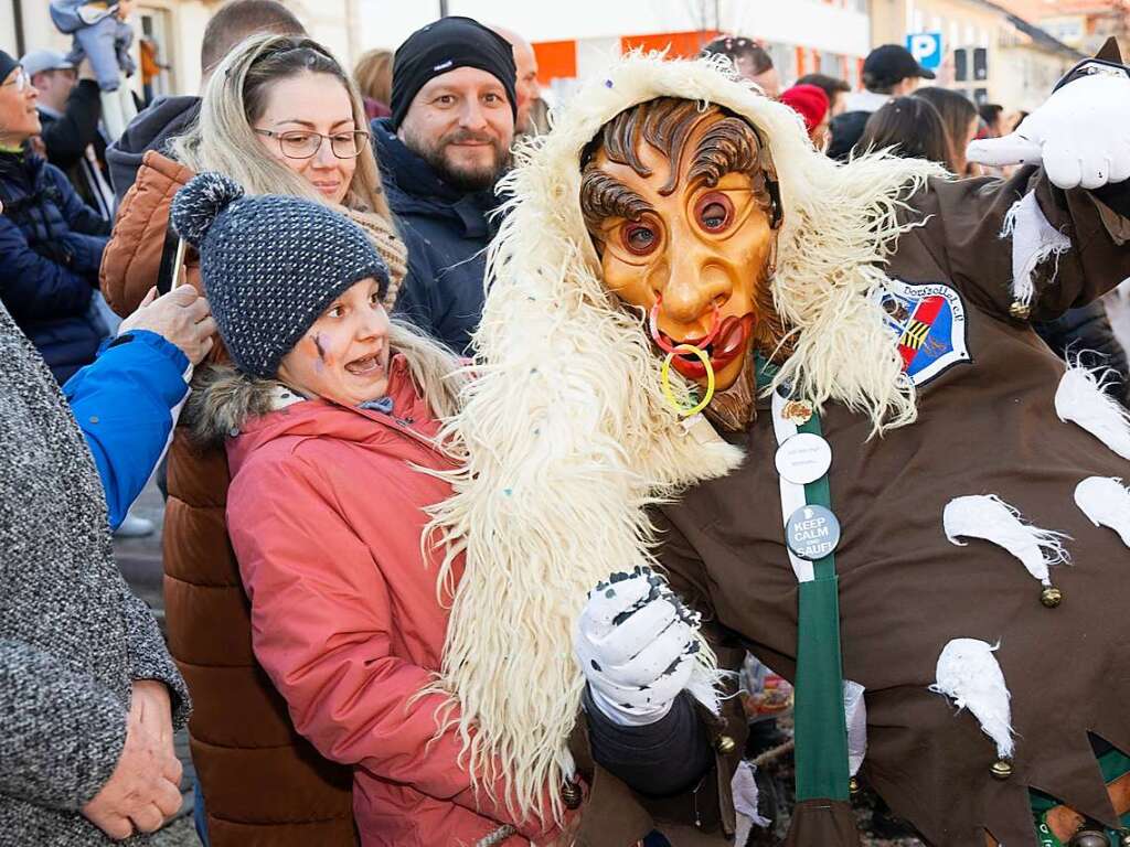 Bunter, lautstarker Schabernack bei Kaiserwetter in der Mllheimer Innenstadt