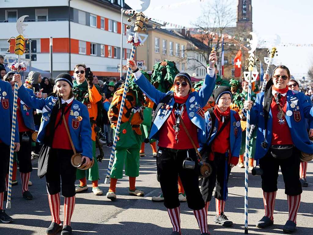 Bunter, lautstarker Schabernack bei Kaiserwetter in der Mllheimer Innenstadt