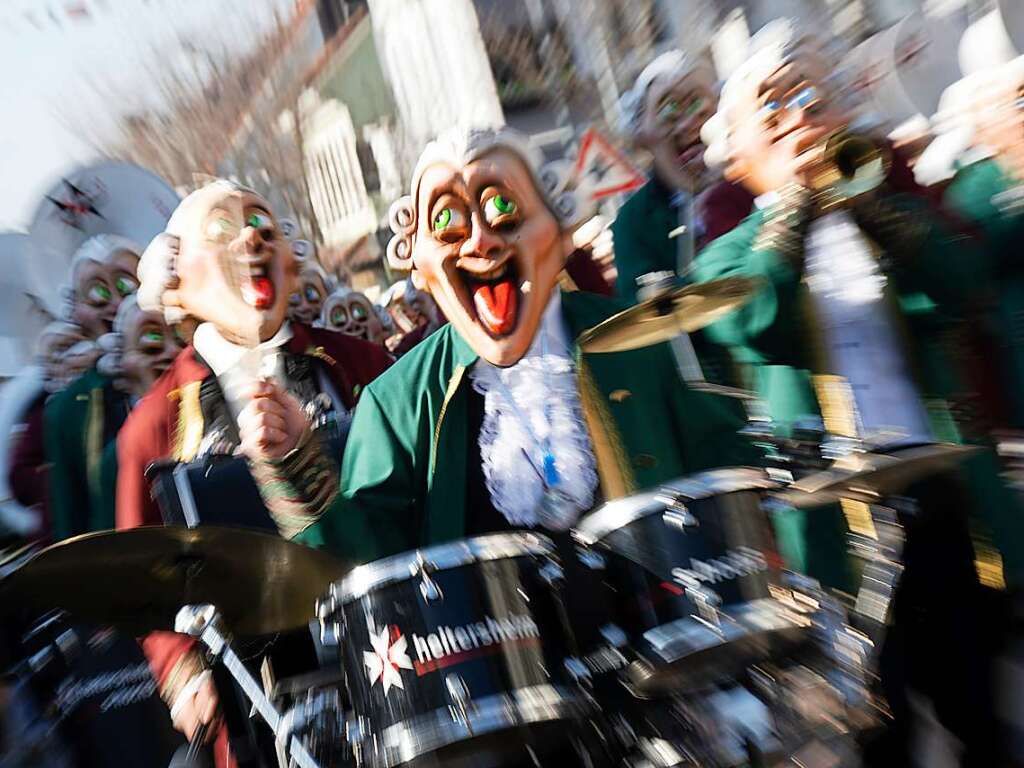 Bunter, lautstarker Schabernack bei Kaiserwetter in der Mllheimer Innenstadt