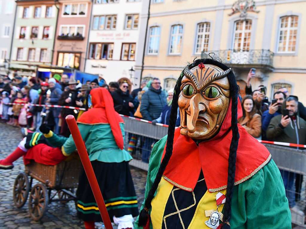 Narren erobern die Stadt: Bis zu 50.000 Menschen verfolgen den Umzug.