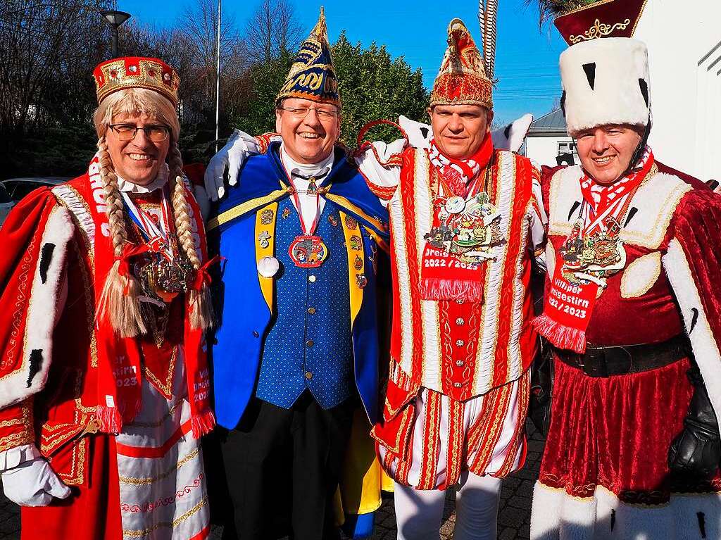 Ehrenzunftmeister Martin Klein mit dem Dreigestirn aus dem befreundeten Karnevalsverein aus Wachtberg-Villip bei Bonn (v.l.): Jungfrau Johanna II, Prinz Nils I und Bauer Christian I.