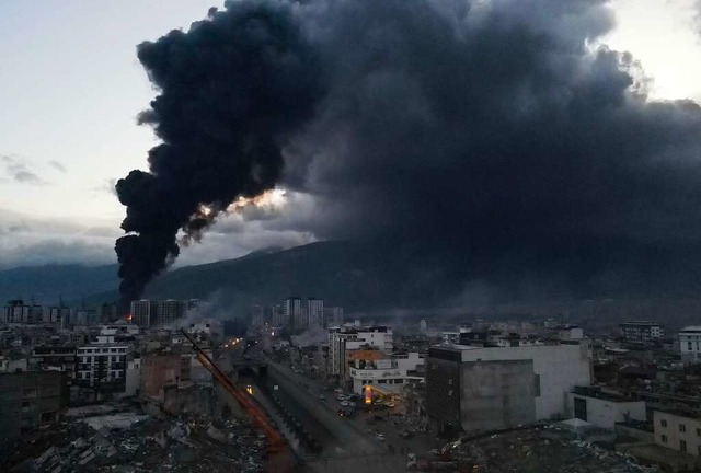 In Iskenderun war nach den Beben ein groes Feuer ausgebrochen.  | Foto: Serdar Ozsoy