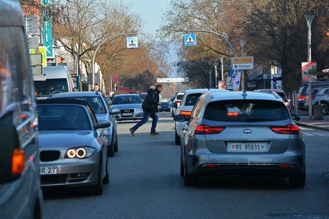 Es bleibt dabei: Fugnger mssen sich...eg zwischen den Autos hindurch suchen.  | Foto: Hannes Lauber