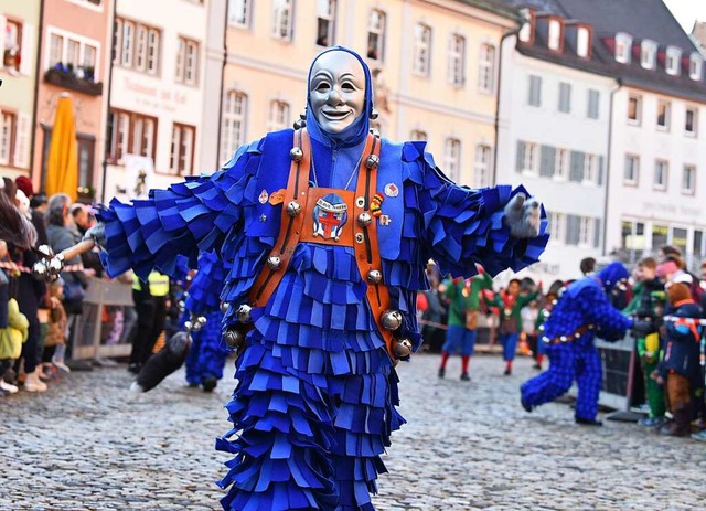 Die Blauen Narren waren zu sehen &#821...chnallten Schellen auch gut zu hren.   | Foto: Rita Eggstein