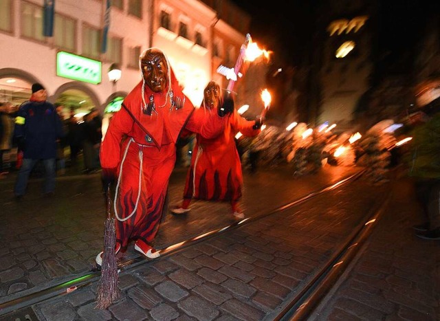 Auch die Hllenzunfthexen aus Kirchzar...Gruselmomente in Freiburgs Innenstadt.  | Foto: Rita Eggstein