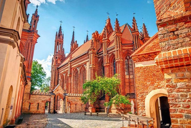 Die St. Anna Kirche in Vilnius besticht durch ihren filigranen Backsteinstil.  | Foto: shutterstock.com