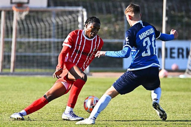 Bekommt die U19 des SC Freiburg (links...ie Kurve? Die Chancen stehen schlecht.  | Foto: Stephan Eckenfels