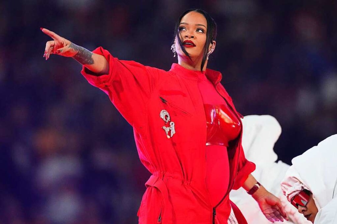 Rihanna tritt während der Halbzeitshow im State Farm Stadium auf.  | Foto: Ross D. Franklin (dpa)