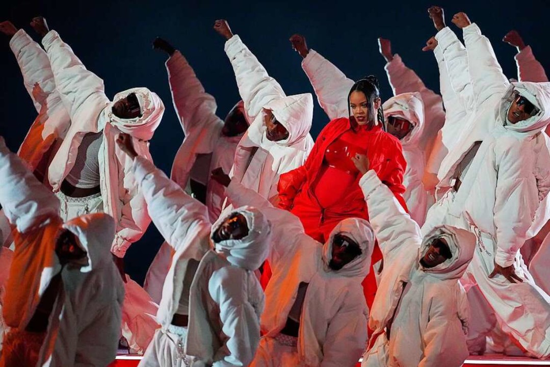Mit ihren Tnzerinnen und Tnzern bei ...geistert Popstar Rihanna das Publikum.  | Foto: Ross D. Franklin (dpa)
