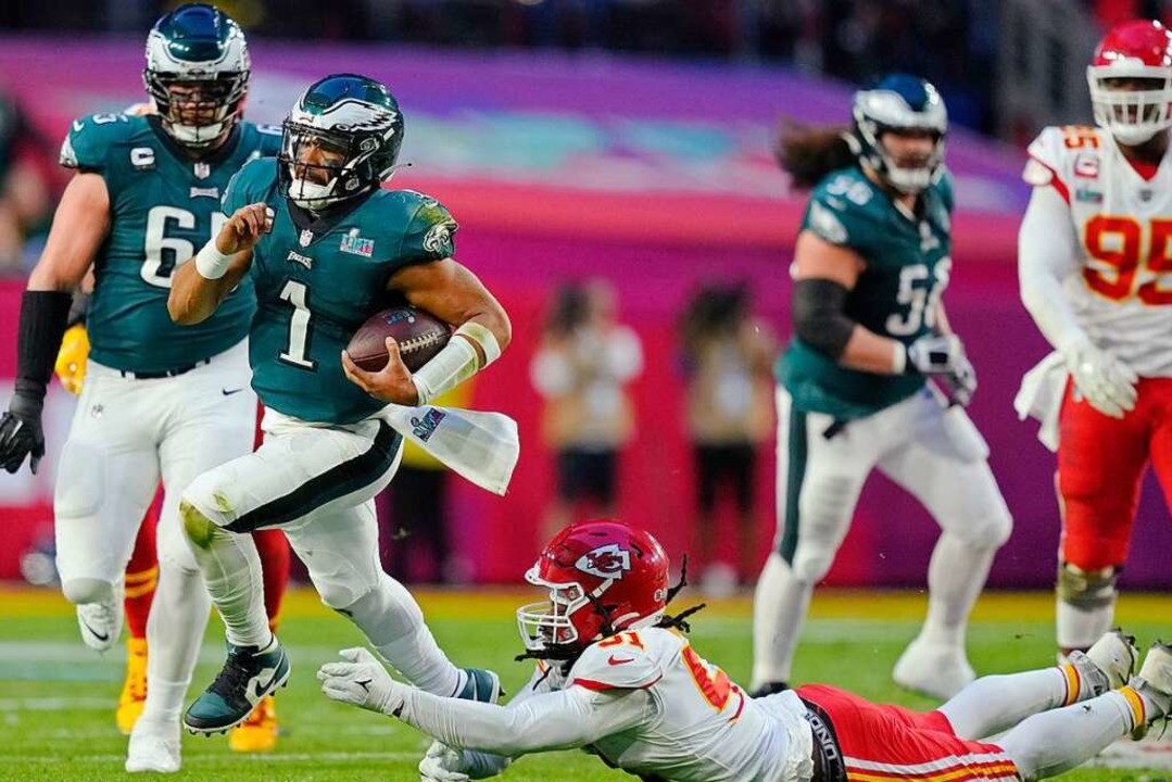 Philadelphia Eagles-Quarterback Jalen ...iefs-Defensive End Mike Danna (51) ab.  | Foto: Matt Slocum (dpa)
