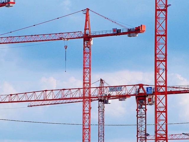 Freiburgs Topografie schrnkt den Wohnungsbau ein.   | Foto: Carsten Hoefer (dpa)