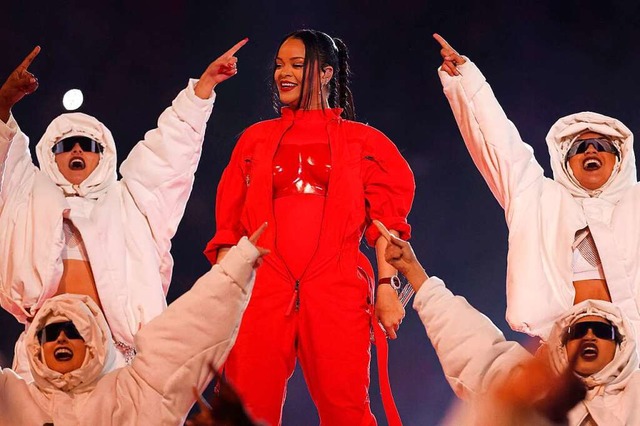 Rihanna ist zum zweiten Mal schwanger ...m in der Halbzeitpause des Super Bowls  | Foto: GREGORY SHAMUS (AFP)