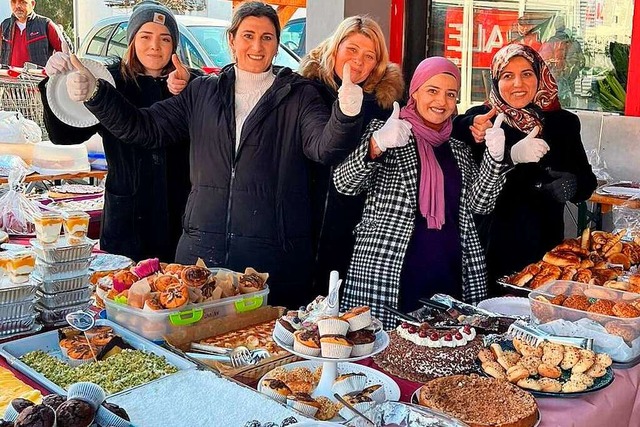 Enser Demiray (zweite von rechts), die...e Mitstreiterinnnen beim Kuchenverkauf  | Foto: Privat